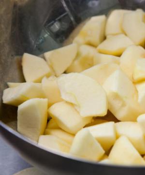 Как сделать яблочное пюре со сгущенкой: пошаговый рецепт с фото